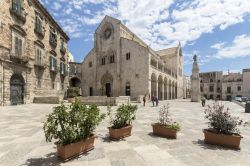 La cattedrale di San Valentino a Bitonto, Puglia. Innalzata nel XII° secolo, si presenta in stile romanico pugliese. La facciata ha tre portali di cui quello centrale, il principale, riccamente ...