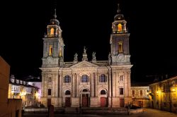 La cattedrale di Santa Maria a Lugo, Galizia, Spagna, by night. Progettata da Raimondi di Monforte venne costruita a partire dal 1129. Dedicata a Santa Maria detta "degli occhi grandi" ...