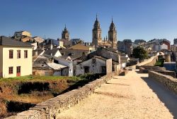 La cattedrale di Santa Maria a Lugo vista dalle mura romane (Spagna).

