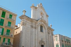La Cattedrale di Santa Maria Assunta a Molfetta, Puglia. La sua maestosa facciata venne completata nel 1744 dopo anni di lavori avviati nel 1610 e conclusi solo nel XVIII° secolo. In alto ...