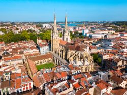 La cattedrale di Santa Maria di Bayonne fotografata dall'alto, Francia. Si tratta del principale luogo di culto cattolico di questa città della Nuova Aquitania.

