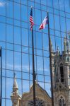 La cattedrale di Santa Maria riflessa in un palazzo di vetro a Austin, Texas.

