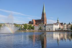 La cattedrale di Schwerin sul lago Lake Pfaffenteich, Meclemburgo-Pomerania (Germania). Edificato a partire dal XII° secolo in stile gotico baltico, il duomo è consacrato alla Vergine ...