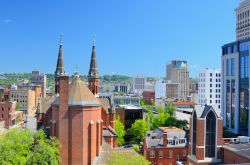 La cattedrale di St. Paul nella skyline della città di Birmingham, Alabama, USA. Questo edificio vittoriano in stile gotico costruito nel 1893 è stato completamente rinnovato nel ...