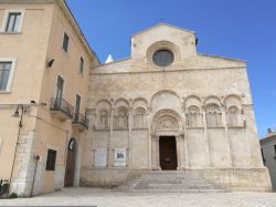 La cattedrale di Termoli nel centro storico, Molise. In stile romanico pugliese, la cattedrale cittadina ospita al suo interno i corpi dei santi patroni Basso e Timoteo - © robypangy / ...