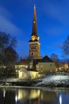 La cattedrale di Vasteras vista dal fiume Svartan in una mattina invernale, Svezia. Costruita nel XIII° secolo e consacrata il 16 agosto 1271, la cattedrale luterana originariamente romanica ...