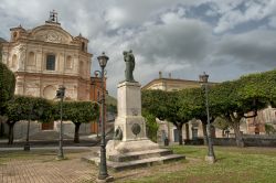 La cattedrale di Santa Maria Assunta a Venafro fotografata in una giornata grigia in Molise. Costruita a partire dall'XI° secolo all'epoca del vescovo Pietro di Ravenna, questa chiesa ...