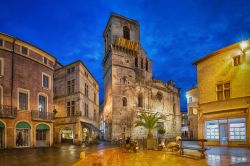 La cattedrale gotica romanica di San Castore e della Vergine Maria a Nimes by night, Francia.

