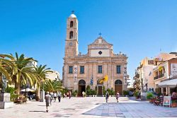 La cattedrale greco ortodossa di Chania, Creta, in una giornata estiva. Sorge in Plateia Mitropoleos Square ed è dedicata alla Vergine dei tre Martiri - © eFesenko / Shutterstock.com ...