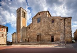 La cattedrale in Piazza Grande a Montepulciano, Toscana, Italia. Dedicata a Santa Maria Assunta, questa bella chiesa cattolica edificata fra il 1586 e il 1680 su progetto di Ippolito Scalza ...