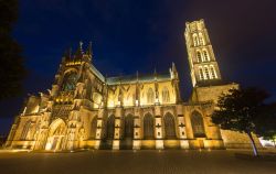 La cattedrale medievale di Santo Stefano illuminata di notte, Limoges, Francia. Sorge nel centro storico della città, non lontano dal fiume Vienne.



