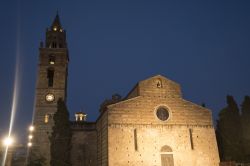 La cattedrale medievale di Teramo, Abruzzo, di sera. Intitolato a Santa Maria Assunta, questo edificio religioso sorge nel cuore del centro storico di Teramo; dal 1902 è incluso nell'elenco ...