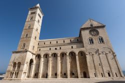 La cattedrale medievale di Trani, Puglia. Intitolata a San Nicola Pellegrino, è un classico esempio di architettura romanica pugliese. E' stata edificata con tufo calcareo della zona.

 ...