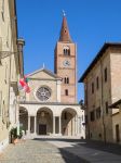La cattedrale romanica di Santa Maria Assunta a Acqui Terme, Piemonte. Costruita a partire dal X° secolo e consacrata nel 1067 dal vescovo Guido, si presenta con pianta a croce latina originariamente ...