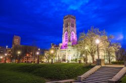 La cattedrale scozzese di Indianapolis (Indiana) al tramonto. Fu costruito fra il 1927 e il 1929 e rappresenta uno dei più interessanti esempi di architettura neo-gotica degli Stati Uniti. 



 ...