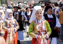 La Cavalcata Sarda a Sassari, donne sarde in costume tradizionale in sfilata nel centro - © Tore65 / Shutterstock.com