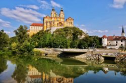 La celebre Abbazia Benedettina di Melk sorge su di una collina rocciosa nei pressi del fiume Danubio in Austria