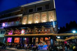 La celebre caffetteria Mikel nel centro di Kalambaka, Tessaglia, Grecia, by night. Si tratta di una catena greca di caffé - © Pit Stock / Shutterstock.com