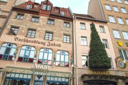 La celebre libreria Jakob Buchhandlung nel centro di Bamberga, Germania. Sorge al civico 8 di Hefnersplatz  - © Ana del Castillo / Shutterstock.com