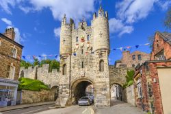 La celebre Micklegate una delle porte medievali della città di York in inghilterra