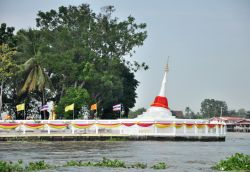 La celebre pagoda inclinata a Kho Kret, provincia di Nonthaburi (Thailandia).
