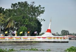 La celebre pagoda inclinata a Kho Kret, provincia di Nonthaburi (Thailandia).
