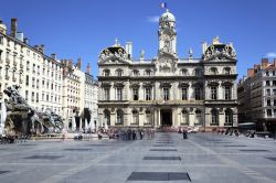 La celebre piazza Terreaux a Lione, Francia. Dominata da una bellissima fontana disegnata da Frédéric-Auguste Bartholdi, uno dei progettisti della Statua della Libertà, ...