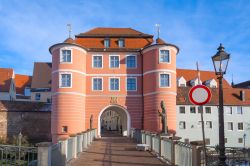 La celebre Rieder Tor sul fiume Wornitz a Donauworth, Baviera (Germania). Oltrepassata questa antica porta si è nel centro storico della città. La costruzione della Rieder Tor ...