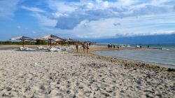 La celebre Spiaggia delle Regine a Nin, vicino a Zara, Croazia. Si tratta di una rara spiaggia di sabbia sul Mare Adriatico. Grazie al vento, è una delle preferite per chi pratica surf ...