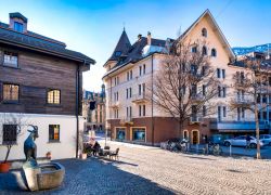 La celebre Stadtplaz nel centro storico di Briga, Svizzera, fotografata in autunno - © KH-Pictures / Shutterstock.com