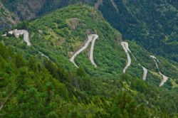 La celebre strada con curve a gomito dell'Alpe d'Huez, Francia, vista dall'alto.

