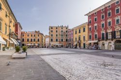 La centrale Piazza Alberica nel cuore storico di Carrara in Toscana
