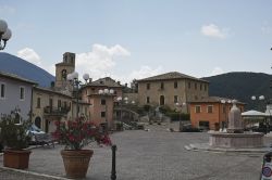 La centrale Piazza Pontano a Cerreto di Spoleto in Umbria  - © ArishG, CC BY-SA 4.0, Wikipedia