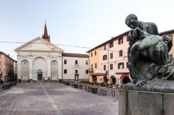 La centrale Piazza Sant'Agostino a Carmagnola (Piemonte) - ©  Angelo Miele - CC BY-SA 4.0, Wikipedia