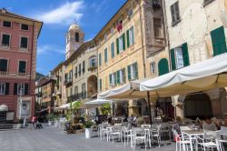 La centrale piazza Vittorio Emanuele II° a Finale Ligure, provincia di Savona. Sede delle principali manifestazioni cittadine, questa piazza è cornice di eleganti palazzi con facciate ...