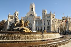 La centrale Plaza de Cibeles a Madrid, la capitale della Spagna