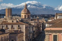 La centrale via Etnea in Catania con il Duomo e il grande vulcano in lontananza.