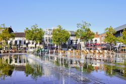 La centralissima Hill Square a Tilburg, Olanda. Situata nel centro storico, è da sempre considerata il ritrovo degli abitanti grazie ai suoi caffé all'aperto - © TonyV3112 ...