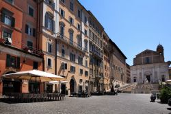 La centralissima Piazza del Plebiscito in Ancona, sullo sfondo la chiesa di San Domenico