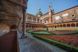 La Certosa di Pavia, una delle mete religiose della Lombardia. Il bel chiostro di questo complesso monumentale ospita al cnetro un giardino fiorito.
