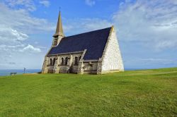 La Chapelle Notre Dame de la Garde si trova a Etretat (Francia) in Alta Normandia - © Barnes Ian / Shutterstock.com