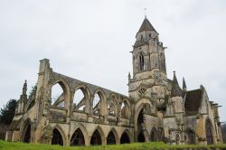 La chiesa abbandonata di Santo Stefano Il Vecchio a Caen, Francia. L'edificio venne edificato probabilmente nel X° secolo e poi ricostruito in stile gotico dopo gli assedi britannici ...