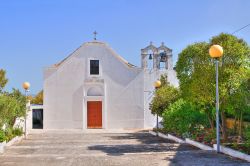 La chiesa abbaziale di Sant'Anna a Ceglie Messapica, Salento, Puglia. Semplice e lineare, la facciata è caratterizzata da campanili a vela a un fornice.
