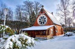 La chiesa anglicana di Cristo a Marianske Lazne, Repubblica Ceca, con la neve.
