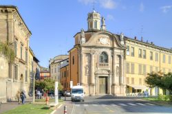 La chiesa antica di San Giorgio a Reggio Emilia, Emilia Romagna. Sorge in via Farini, nel centro storico cittadino. In stile barocco, la sua costruzione venne iniziata nel 1638 per essere completata ...
