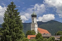 La chiesa barocca dedicata ai santi Pietro e Paolo a Oberammergau, Baviera (Germania).
