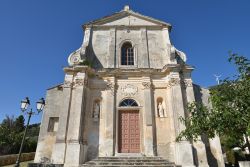 La chiesa barocca di Rogliano, in Corsica