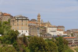 La chiesa barocca di Sant’Erasmo a Cervione caratterizza la "skyline" del borgo della Corsica