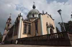 La chiesa cattolica centrale di Addis Abeba, Etiopia. Si presenta come un alto edificio rosa sormontato da cupole verdi e lanterne in metallo.

