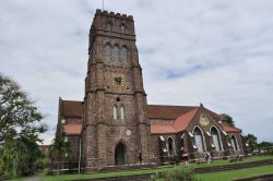 La chiesa cattolica di Basseterre, St. Kitts and Nevis, Indie Occidentali. Immerso nel verde, questo edificio di culto si presenta con una semplice facciata di mattoni su cui spicca l'orologio ...